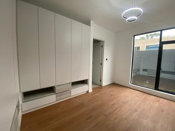 4 Bedroom Flat & Apartment