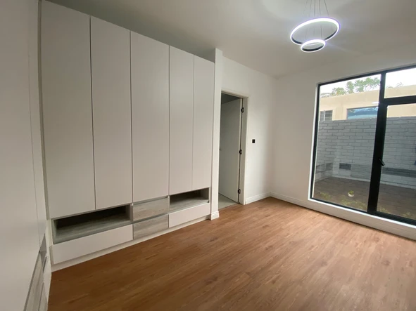 4 Bedroom Flat & Apartment