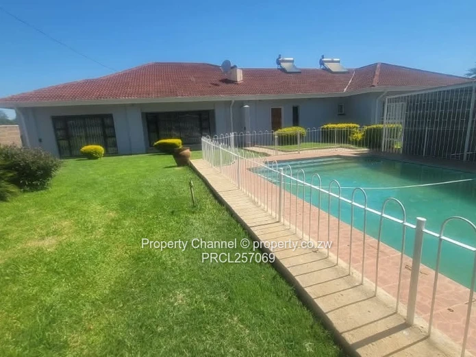 Spacious 7-Bed Home with Pool & Borehole, Greystone Park