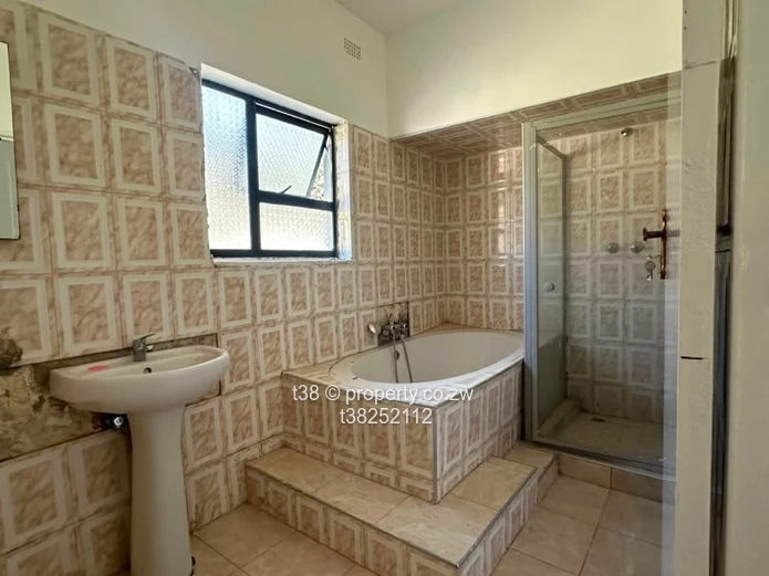 Sunlit 4-Bed Home in Avondale West - 1,039m² with Borehole