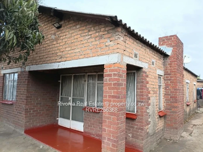 Solid 5-Bed Brick Home with Borehole in Glen Norah