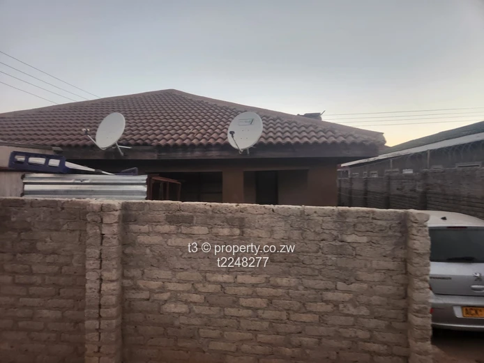 3-Bed Damofalls Home – Tiled Roof & Walled Yard (Sole Mandate)