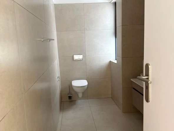 4 Bedroom Flat & Apartment