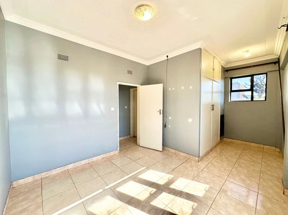 2 Bedroom Flat & Apartment