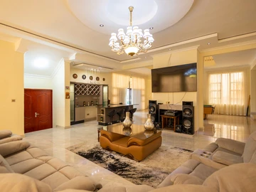 7 Bedroom House