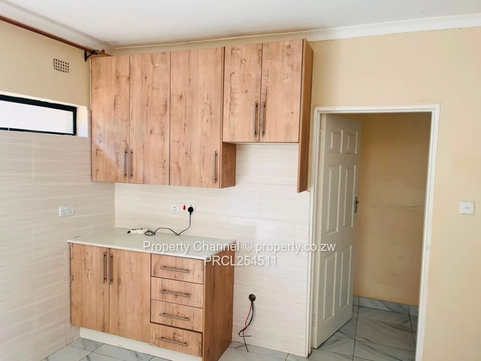 Modern 2-Bed Garden Flat: Built-in Wardrobe, Bath & Water Tank