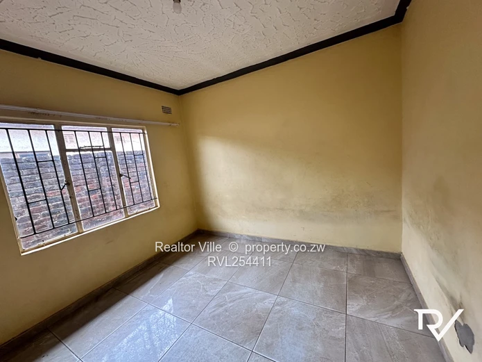 Walled & Gated 5-Bed Home in Warren Park – Borehole