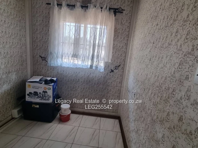 Palm-lined 5-Bed Home on 3000m² in Marimba — Borehole