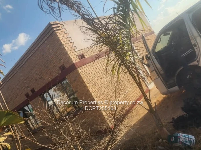 Single-Storey Brick Office to Rent in Damofalls (Sole Mandate)