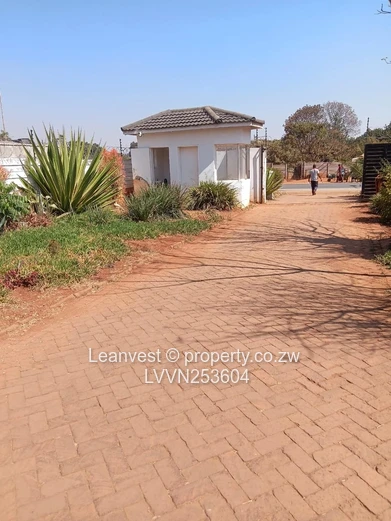 Vainona: 3-Bed Home on 4000m² with Pool & Borehole