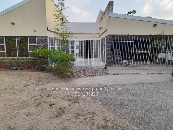 Avondale West Gem: Spacious Family Living with Cottage and Abundant Water Supply!