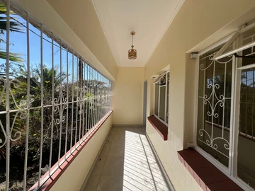 2 Bedroom Flat & Apartment