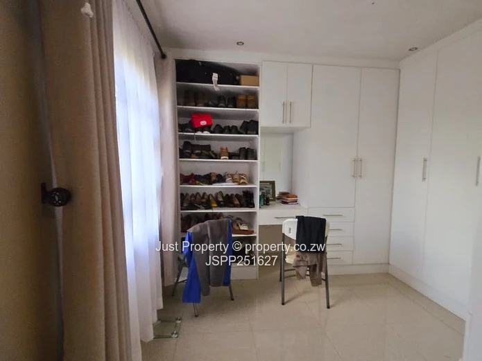 Sandton Park: 5-Bed Home with Island Kitchen & Borehole