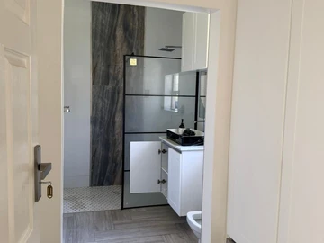 4 Bedroom Flat & Apartment