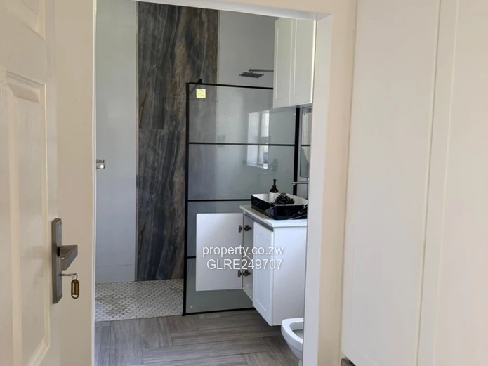Stone-clad 4-Bed Mount Pleasant Apt - Pool & Borehole