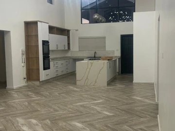 4 Bedroom Flat & Apartment