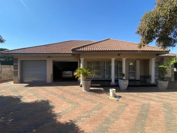 Charming 4-Bedroom Family Home with Borehole in Zimre Park!