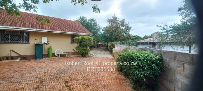  Spacious Family Home with Cottage, Pool & Borehole!