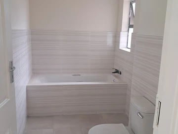 2 Bedroom Flat & Apartment