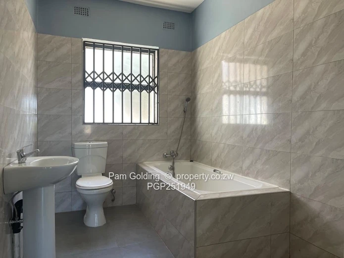 Spacious Family Home In Rockview (Sole Mandate)