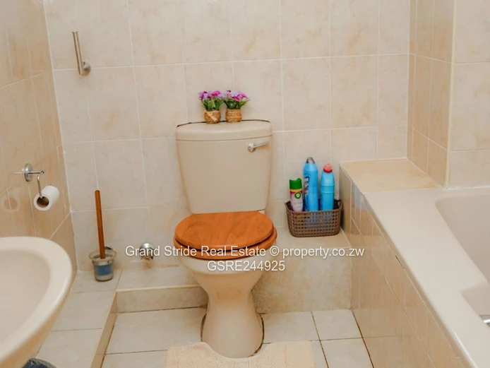 Immaculate House To Let In Helensvale