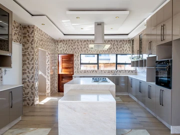 5 Bedroom Flat & Apartment