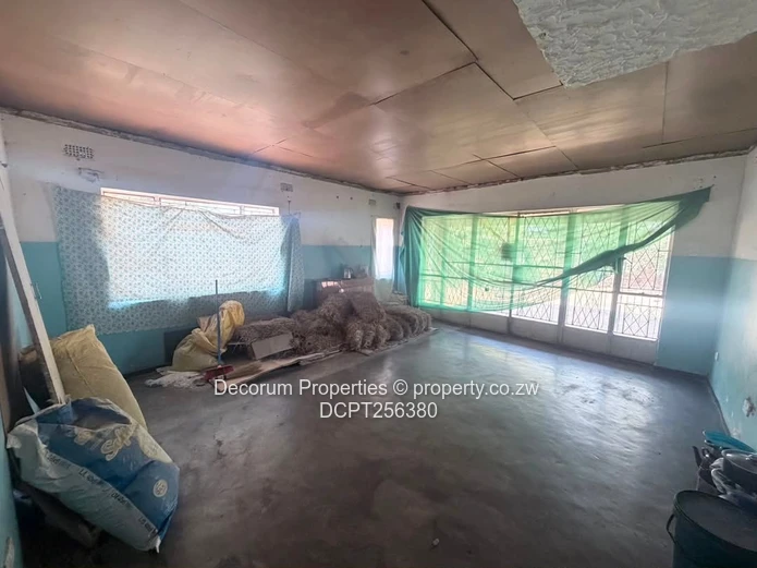 Norton: 4-Bed Walled Home on 2000m² with Fireplace (Sole Mandate)
