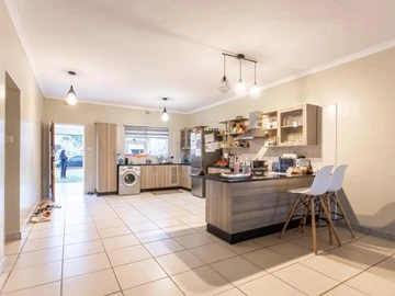 4 Bedroom Flat & Apartment