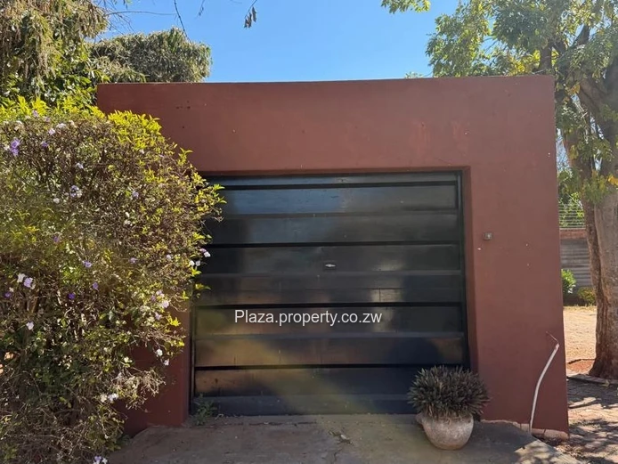 Hillside 4-Bed Home on 1,237 m²  (Sole Mandate)