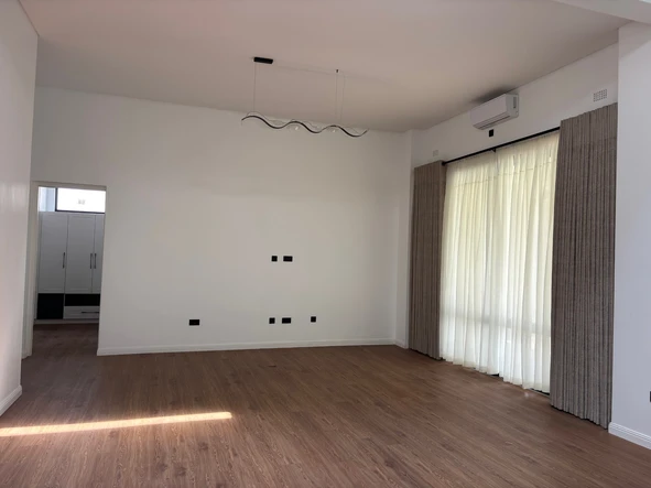 4 Bedroom Flat & Apartment