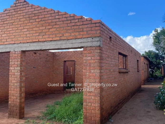 Spacious 600sqm Property with 4 BR and Cottage in Mahatshula North, Bulawayo – Finish to Your Taste