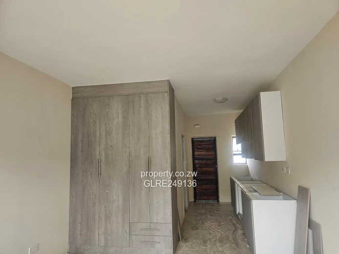 Refurbished 2-Bed Flat Ashdown Park — Tiled Bath & Wardrobe