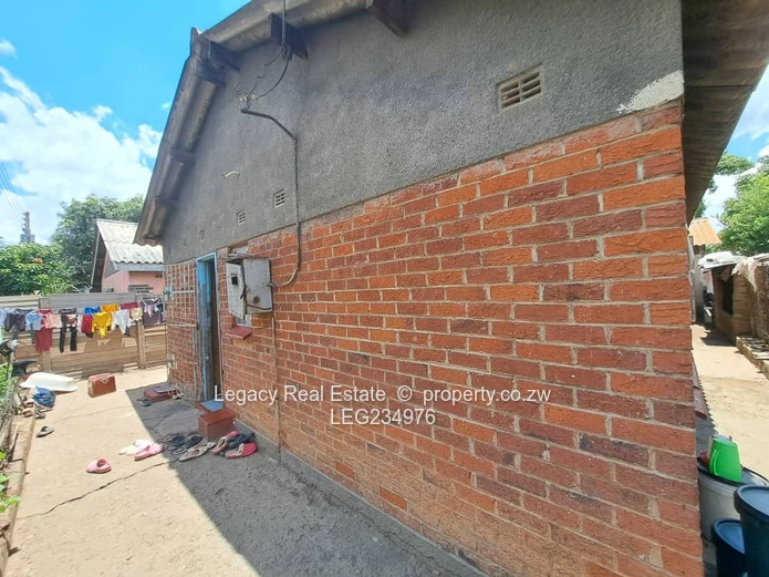 Budiriro 4 – 6-Bedroom Fixer-Upper for Sale