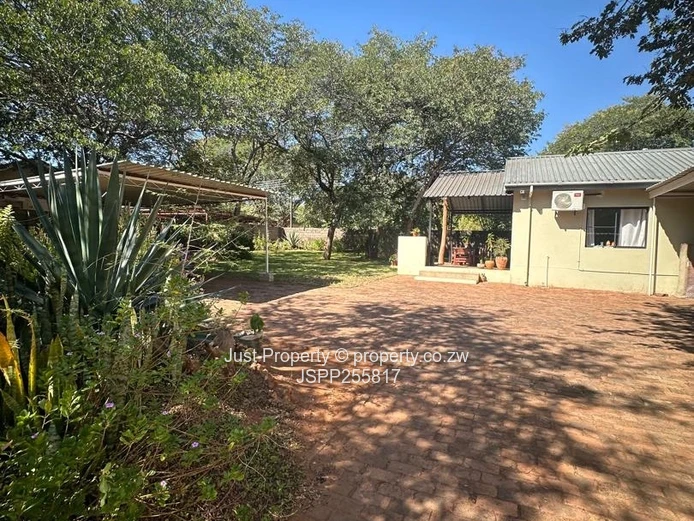 Spacious 5-Bed Victoria Falls Home with Cottage & Garden