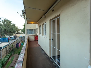 2 Bedroom Flat & Apartment