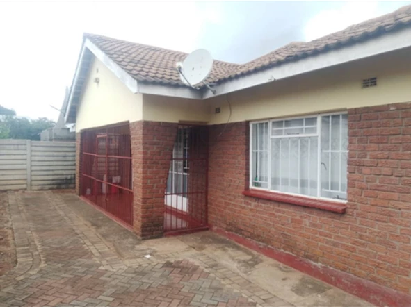 Spacious 4-Bedroom Home in Vibrant Westlea, Harare