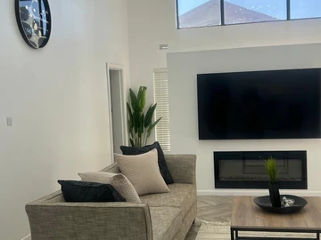 4 Bedroom Flat & Apartment