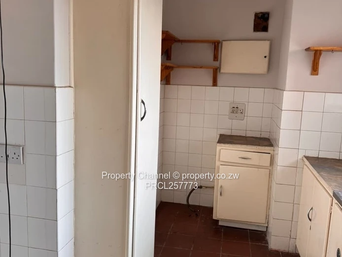 1-Bed Garden Flat in Avenues — Parquet Floors & Borehole