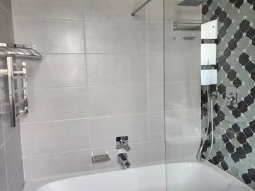 4 Bedroom Flat & Apartment