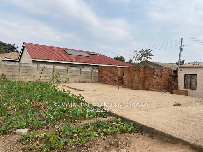 OLD GLEN- VIEW 7 VACANT  STAND WITH FOUNDATION AND APPROVED PLAN CLOSE TO CHITUBU SHOPS FOR SALE Pri