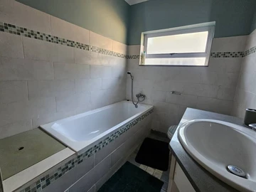3 Bedroom Flat & Apartment