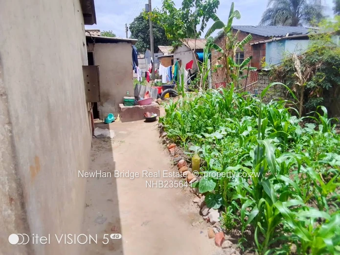 Glen View Harare: 7-Bed Home on 250m² with Borehole