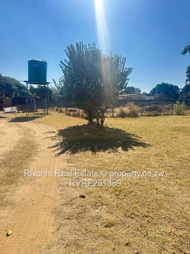 Greendale North: 4-Bed Home on 4200m² with Borehole