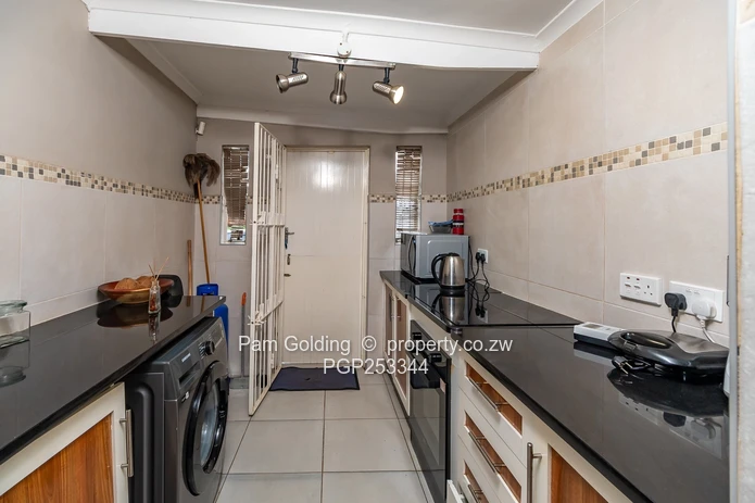 Charming 3 Bedroom Duplex Townhouse in Avondale  (Sole Mandate)