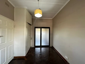 2 Bedroom Flat & Apartment