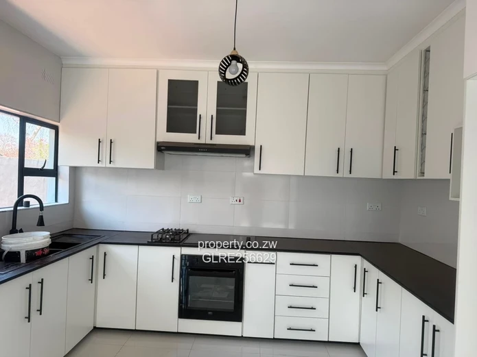 Modern glass-front 4-bed flat in Hatfield with borehole
