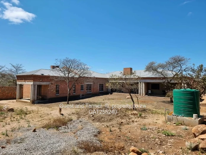 7-Bedroom House for Sale in Matsheumhlophe, Bulawayo with Title deed 