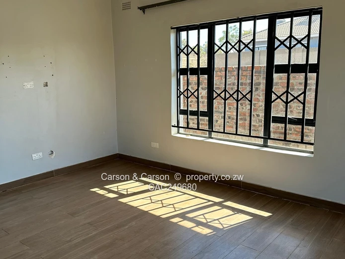 Modern 3-Bed Glaudina House - Fitted Kitchen & Built-ins