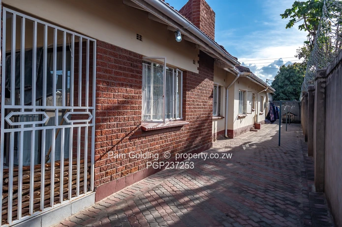 House for sale in Waterfalls/Picnic Park Area (Sole Mandate)