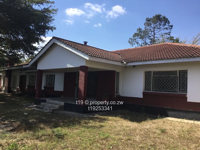 Spacious 4 bed house pus 3 bed cottage